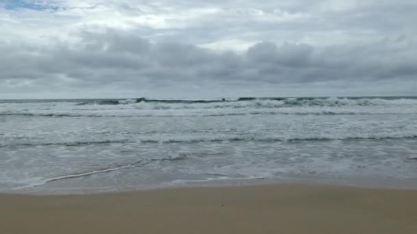 パナマのボカス トロで海水浴場の手持ち撮影 カメラに直接波が来る — ストック動画