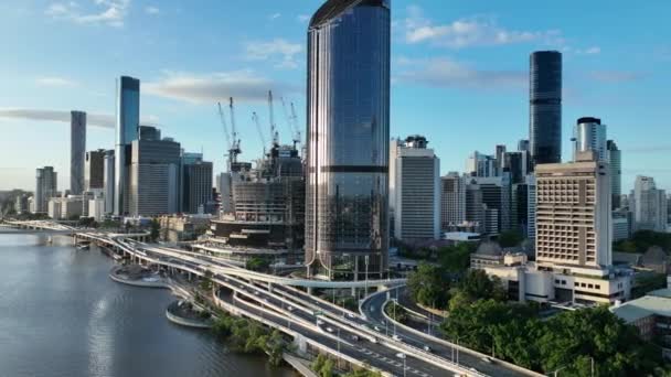 Luchtbeelden Van Brisbane Cbd Met Snelweg Captain Cook Bridge Beeld — Stockvideo