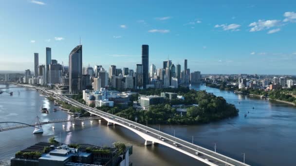 Luchtbeelden Van Brisbane Cbd Met Snelweg Captain Cook Bridge Beeld — Stockvideo