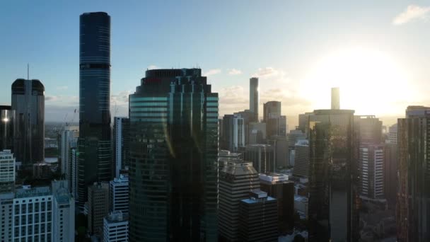 Luchtbeelden Van Brisbane Cbd Tijdens Avondzon Heldere Skies Met Zonnevlammen — Stockvideo