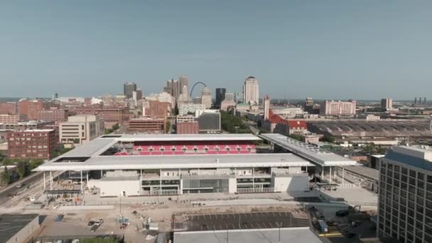 Cavalcavia Basso Sopra Nuovo Stadio Calcio Verso Centro Louis Missouri — Video Stock