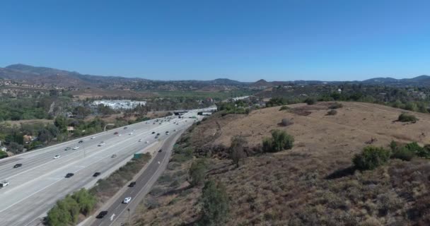 Drukke Californische Snelweg Naast Hills Bij Base Mountain Cinematic Aerial — Stockvideo