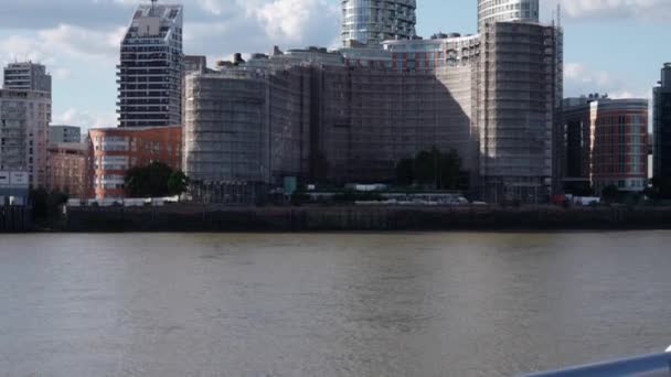 Rıhtıma Bakan Londra Silueti Gökdelenleri Olan Lüks Konut Binası Thames — Stok video
