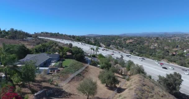 Palm Trees Beautiful Homes Next Busy Freeway Mountain Valley Iconic — 비디오