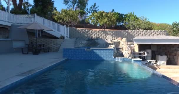Oneindig Zwembad Ontspannende Buitenruimte Met Grill Hot Tub Luxe Vakantie — Stockvideo