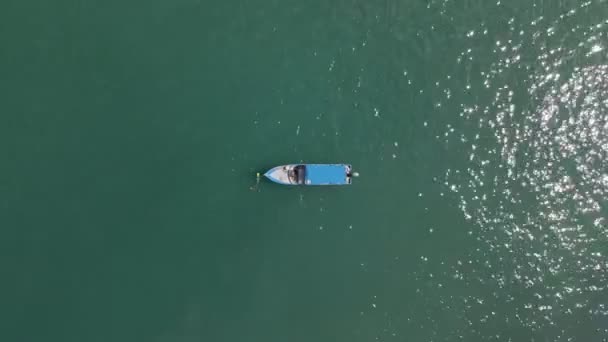 Static Top Abbattuto Una Barca Pescatori Ancorato Nell Oceano — Video Stock