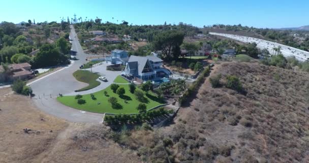 Street Dividing Neighborhood Luxury Homes Sunny Day San Diego Kalifornia — Wideo stockowe