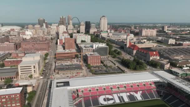 Paralaksa Lotnicza Wokół Centrum Louis Gateway Arch Nowy Stadion Piłkarski — Wideo stockowe