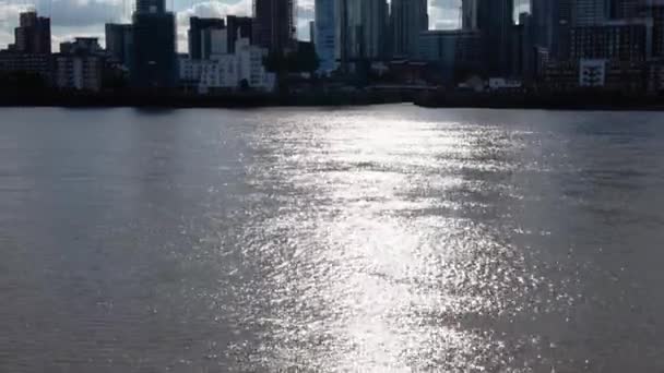 Reflejos Luz Del Sol Río Támesis Con Edificios Altos Londres — Vídeos de Stock