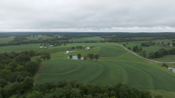 Paralaje Aéreo Mirando Hacia Abajo Granja Blanca Tierras Rurales Missouri — Vídeos de Stock