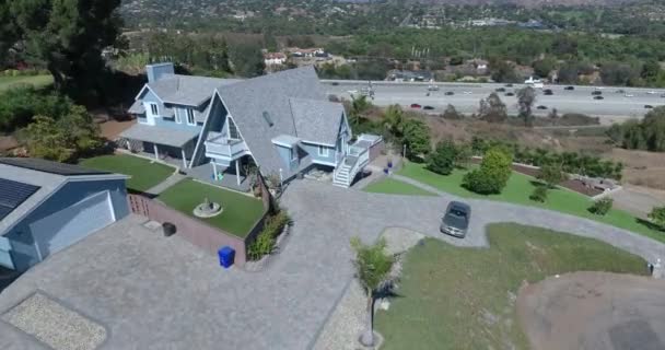 ビジー フリーウェイの隣の高級ヒルサイドサブアーバン空撮4K California Usa — ストック動画