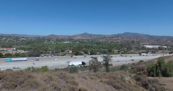 Árboles Exuberantes Junto Ocupada Interestatal San Diego Aerial Drone Shot — Vídeo de stock