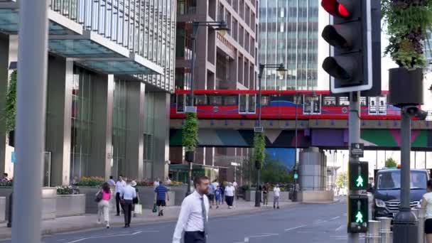Canary Wharf Londen Verenigd Koninkrijk Augustus 2022 Mensen Lopen Van — Stockvideo