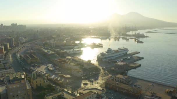 日の出にナポリ湾の素晴らしい空中ビュー 背景にヴェスヴィオ山 — ストック動画