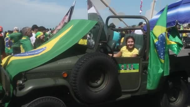 Mladá Dívka Vojenském Džípu Potaženém Brazilskými Vlajkami Ukazuje Podporu Prezidenta — Stock video