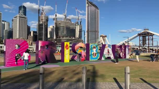 Iconico Punto Riferimento Turistico Colorato Gigante Blocco Lettera Brisbane City — Video Stock