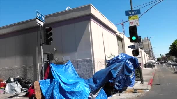 Gente Sin Hogar Una Fila Los Ángeles California Usan Lonas — Vídeos de Stock