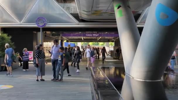 Canary Wharf London Storbritannia August 2022 Familie Står Utenfor Inngangen – stockvideo