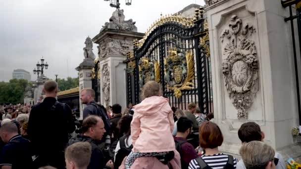 Tömegek Várnak Buckingham Palota Kapujában Erzsébet Királynő Halálát Követően Lassú — Stock videók