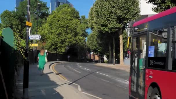 Canary Wharf Londres Reino Unido Agosto 2022 Uma Mulher Solteira — Vídeo de Stock