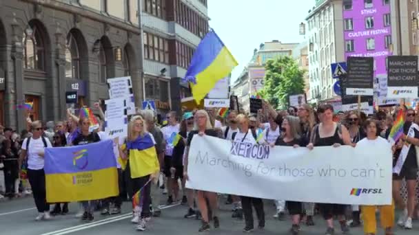 Stockholm Sweden Pride Parade Augusti 2022 Stöd Till Ukraina Handhållna — Stockvideo