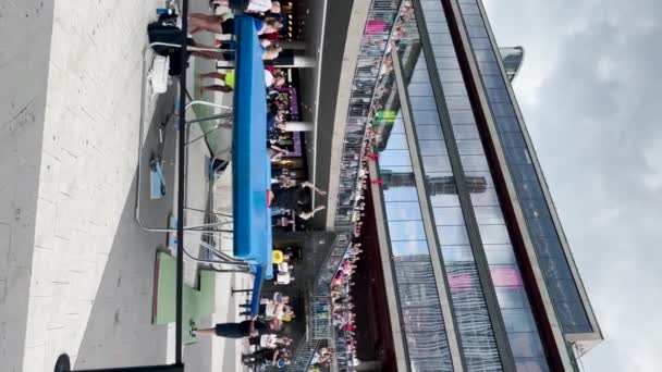 Man Springt Doet Trucs Valt Trampoline Show Stad Verticaal — Stockvideo