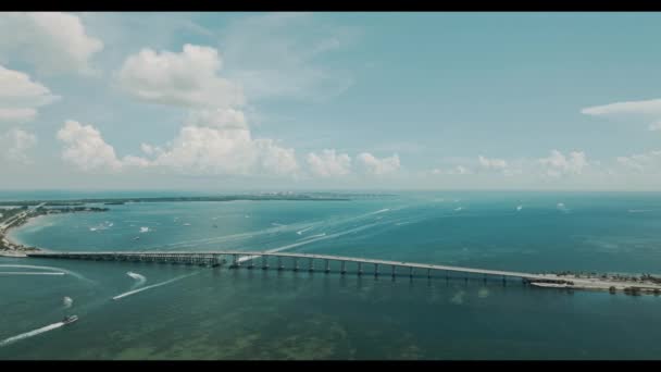 Klíč Biscayne Most Miami Florida Jasného Letního Dne Loděmi Projíždějícími — Stock video