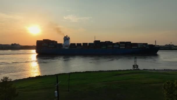 Φορτηγό Πλοίο Αναχωρεί Κοντά Στη Νέα Ορλεάνη Ηλιοβασίλεμα — Αρχείο Βίντεο