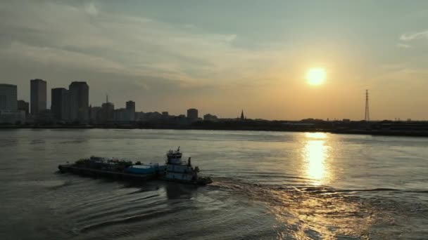 Člun Tlačit Loď Při Západu Slunce Probíhá New Orleans Městem — Stock video