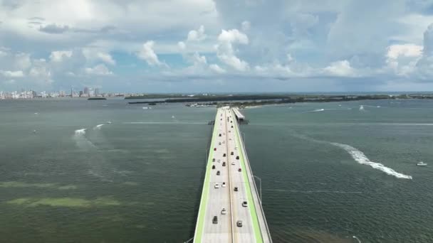 Timelapse Video Klíčových Biscayne Most Čluny Projíždějící Pod Mostem Auta — Stock video