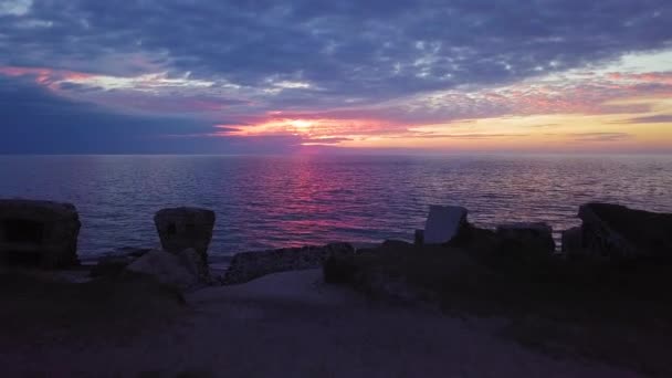 Schöne Antenne Lebendiger Sonnenuntergang Mit Starkem Kontrast Über Der Ruhigen — Stockvideo