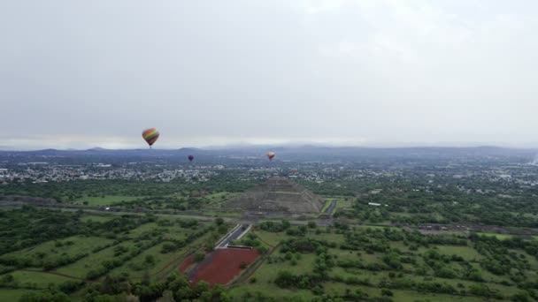 Vista Aérea Turistas Globo Alrededor Pirámide Del Sol Teotihuacán Nublado — Vídeos de Stock