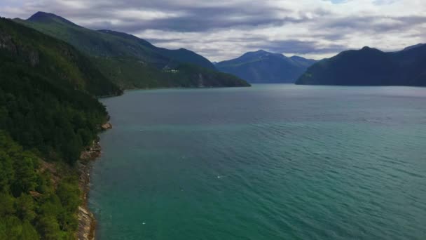 Veduta Aerea Della Costa Montuosa Storfjorden Giornata Ventosa Nella Norvegia — Video Stock
