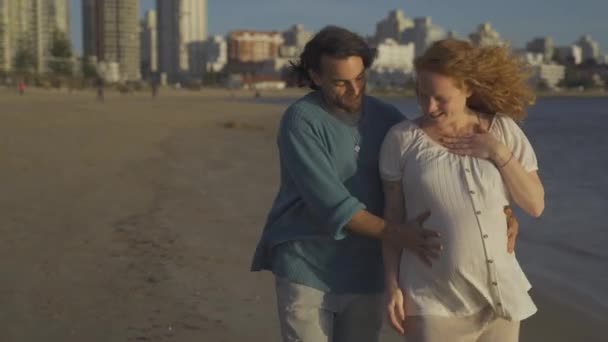 Casal Feliz Mulher Ruiva Grávida Namorado Andando Pela Praia Areia — Vídeo de Stock