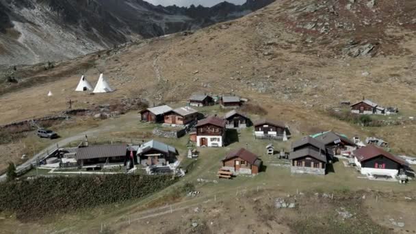 Pequeno Assentamento Nas Montanhas Suíças Muitas Cabanas Alpinas Apartamentos Férias — Vídeo de Stock