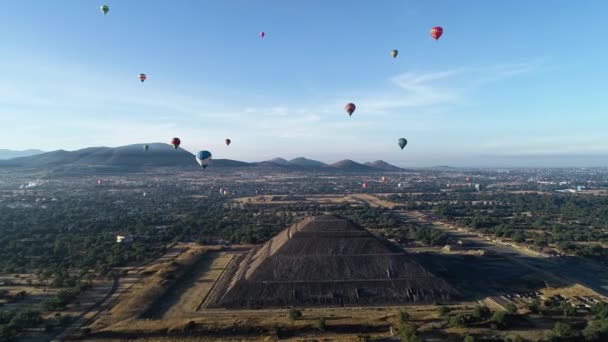 Turistas Globo Sobre Pirámide Del Sol Soleado Teotihuacán México Vista — Vídeos de Stock