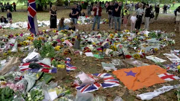 Blombuketter Laid Tribute Och Sorg Efter Drottning Elizabeth Död Trädgården — Stockvideo