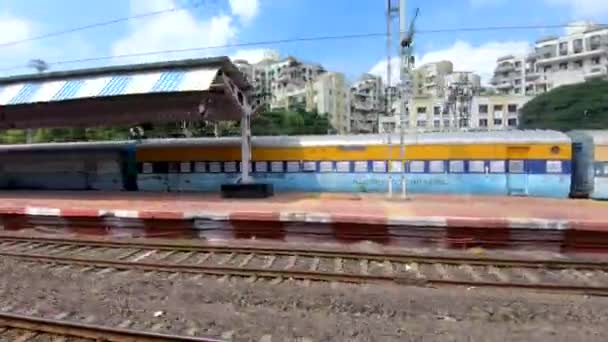 印度一座小城市附近的空旷的印度火车站 载有一些乘客和火车 印度的空旷的火车站站台 铁路轨道 货运列车和站台 — 图库视频影像