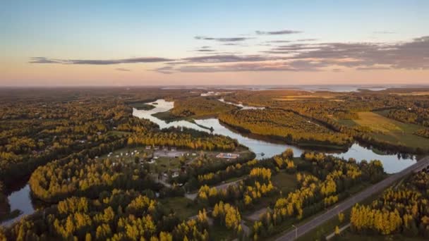 활기차고 활기찬 라플란드 의토니온 섬들을 가로질러 이동하는 — 비디오