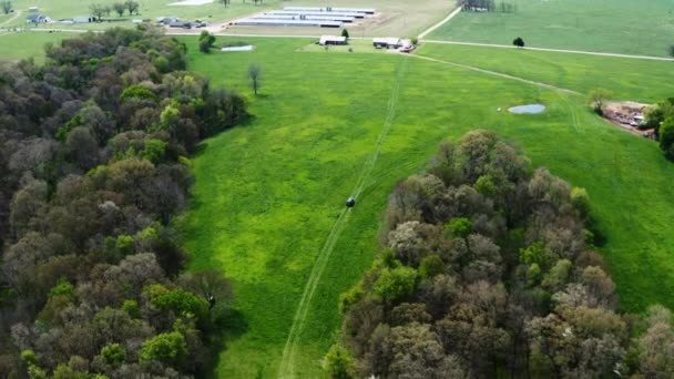 Vehículo Que Conduce Través Del Campo Verde Durante Encuesta Propiedad — Vídeo de stock