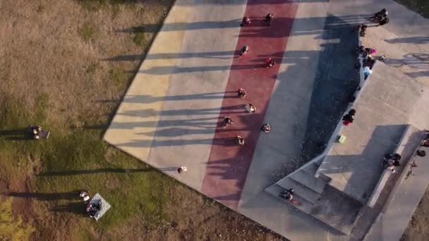 Vista Aérea Cima Para Baixo Casais Dançando Parque Pôr Sol — Vídeo de Stock