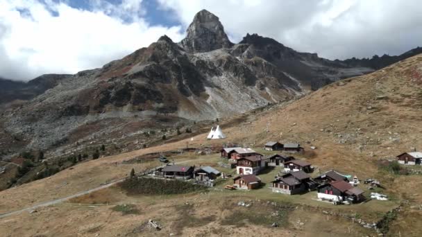 Pequeno Assentamento Cabanas Montanha Meio Das Montanhas Altas Nos Alpes — Vídeo de Stock