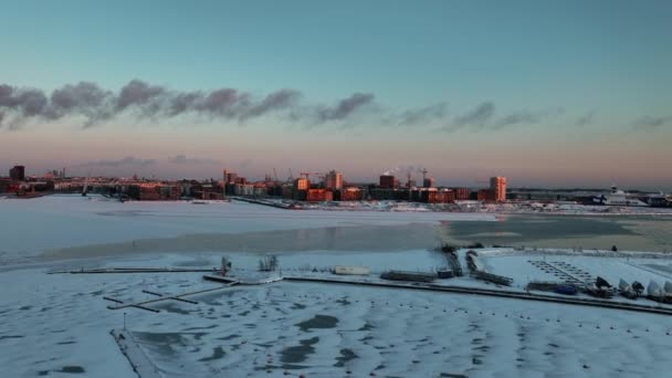 Vista Aérea Sobre Hielo Hacia Paisaje Urbano Jatkasaari Noche Invierno — Vídeos de Stock