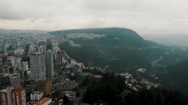 Dramático Paisaje Urbano Quito Las Estribaciones Las Montañas Andinas Ecuador — Vídeo de stock