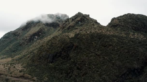 Ορεινές Κορυφές Λεπτές Ομίχλη Σύννεφα Cayambe Coca Reserve Πεζοπορία Κοντά — Αρχείο Βίντεο
