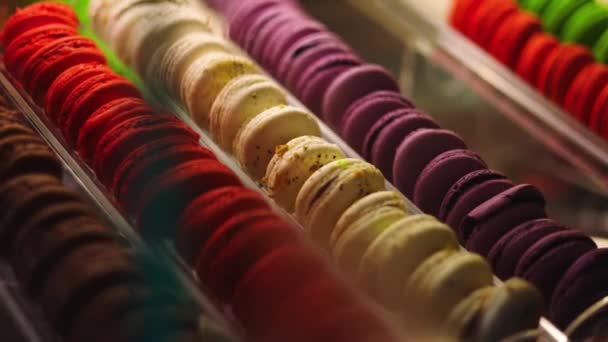 Macarons Franceses Coloridos Variados Vitrine Panela Direita Foco — Vídeo de Stock