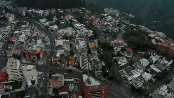 Stadsbyggnader Ett Berg Quito Ecuador Andinska Bergen Dimman Avslöjade Antennlutning — Stockvideo