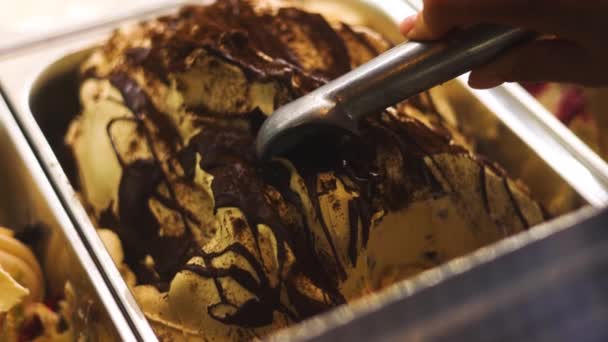 젤라토 팬에서 초콜릿 아이스크림을 손으로 캐내는 마사지를 — 비디오