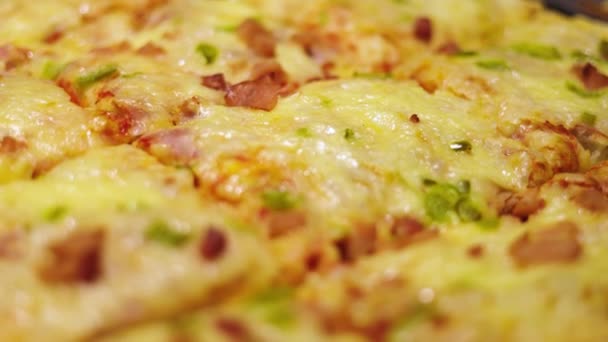 Primer Plano Jamón Rodajas Pizza Cuadrada Vegetariana Paneo Cámara Lenta — Vídeo de stock