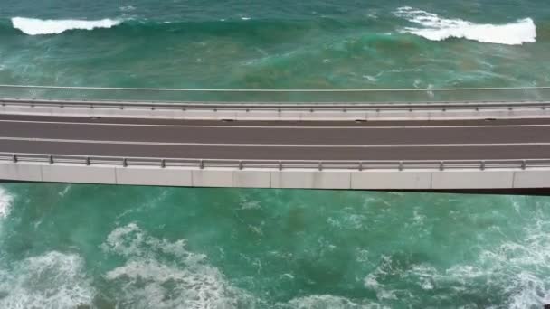 Carro Atravessa Uma Ponte Pendurada Sobre Oceano Austrália — Vídeo de Stock